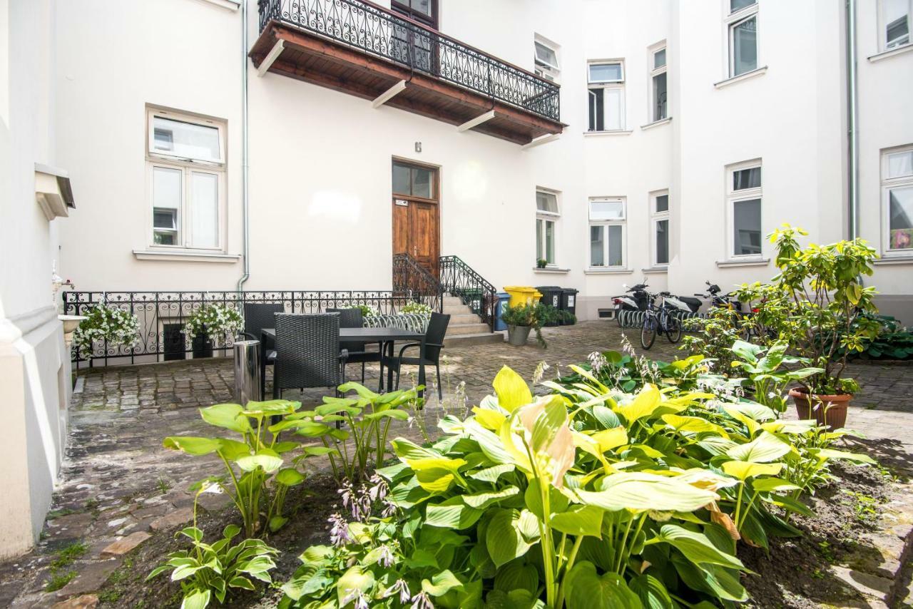 Bison Hostel Краков Экстерьер фото